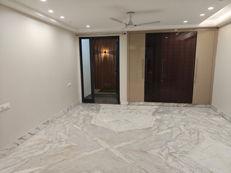Room, model town phase 1 5 Bedroom 3600 Sq.Ft. Builder Floor In Model Town Phase 1 Delhi 9503901