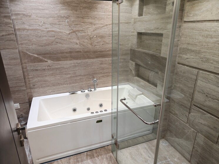 Bathroom, model town phase 1 5 Bedroom 3600 Sq.Ft. Builder Floor In Model Town Phase 1 Delhi 9503901