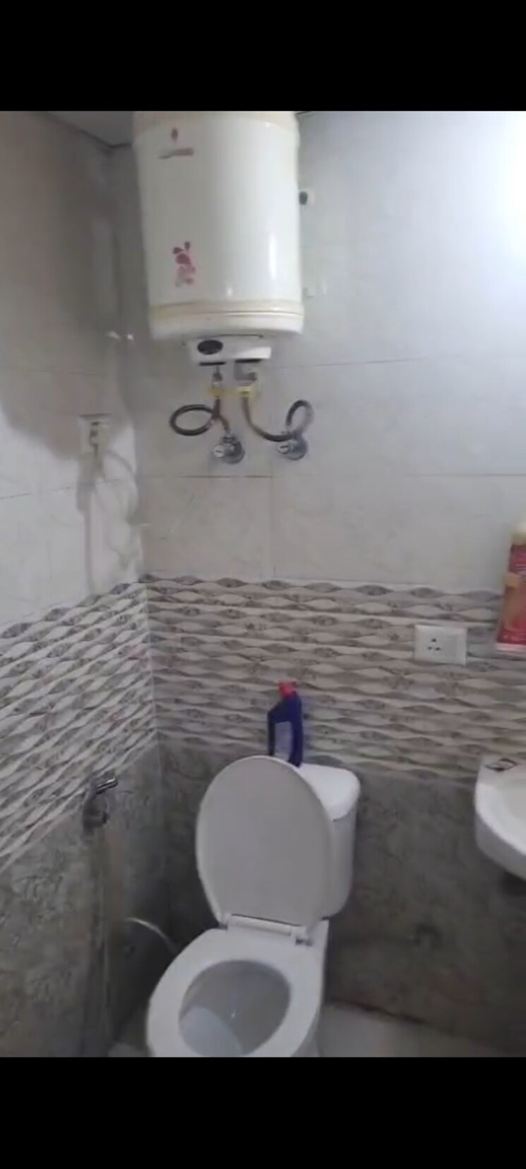 Bathroom, shipra-suncity 1 RK 450 Sq.Ft. Apartment In Vaibhav Khand Ghaziabad 9503674