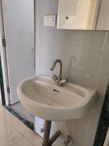 Bathroom in 1 BHK Apartment at Sector 14 Dwarka – for Rent