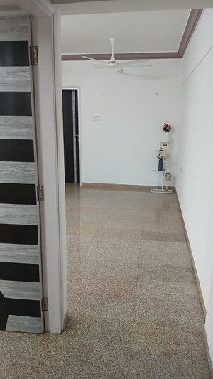 Room in 1 BHK Apartment at Valentine Apartments, Goregaon East – for Rent