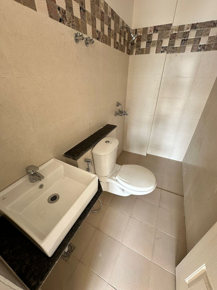 Bathroom, sushma-valencia 3 Bedroom 1800 Sq.Ft. Apartment In International Airport Road Zirakpur 9503826
