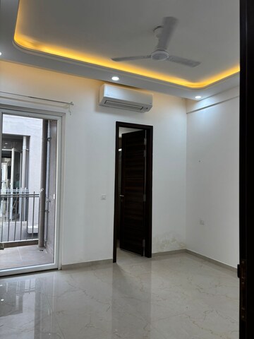 Room in 3 BHK Apartment at Smart World Orchard, Sector 61 – for Rent