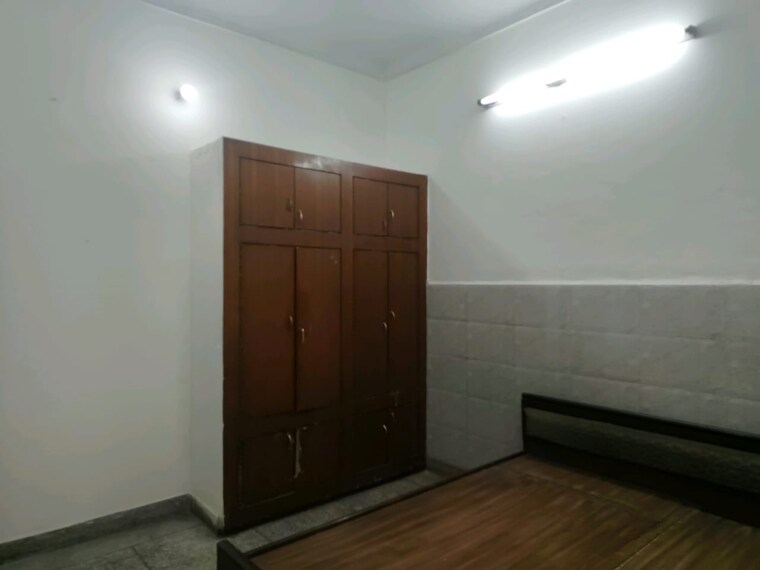 Room, sector 50 2 Bedroom 200 Sq.Mt. Builder Floor In Sector 50 Noida 9503922