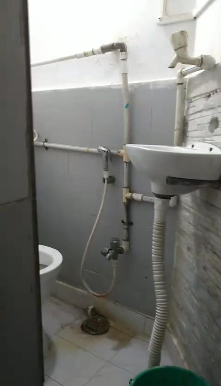 Bathroom, esplanade Commercial Office Space 600 Sq.Ft. In Esplanade Kolkata 9503914