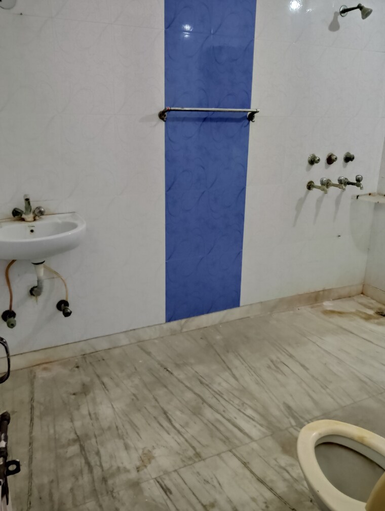Bathroom, sector 16 3 Bedroom 2250 Sq.Ft. Builder Floor In Sector 16 Faridabad 9503952