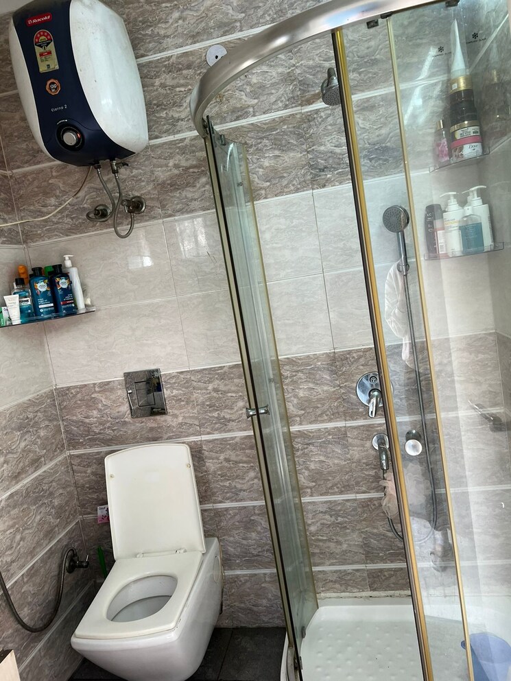 Bathroom, lajpat nagar 2 Bedroom 800 Sq.Ft. Builder Floor In Lajpat Nagar Delhi 9504019
