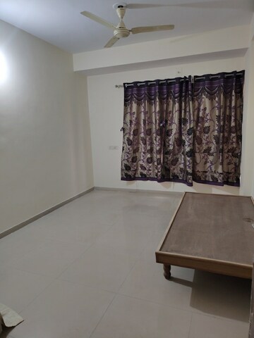 Room in 3 BHK Apartment at Motera – for Rent