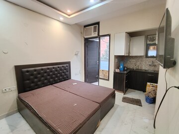 Bedroom in 1 RK Builder Floor at Queens Plaza, Sector 43 – for Rent