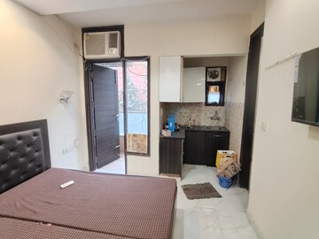 Bedroom in 1 RK Builder Floor at Queens Plaza, Sector 43 – for Rent