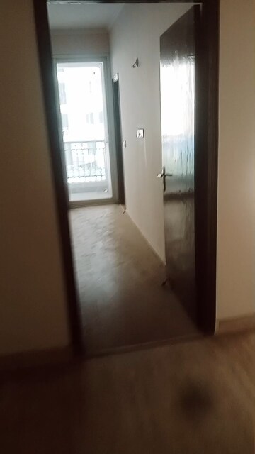 Room in 3 BHK Apartment at Amrapali Golf Homes, Sector 4 Greater Noida – for Sale