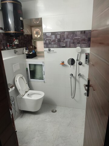Attached Bathroom in 3 BHK Apartment at Mayur Vihar 1 – for Rent