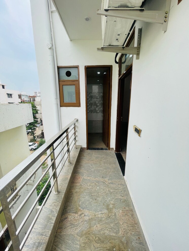 Balcony, sector 45 2.5 Bedroom 900 Sq.Ft. Builder Floor In Sector 45 Gurgaon 9501804