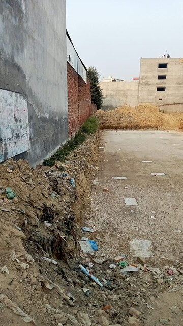 Plot Area in 3 BHK Builder Floor at Sector 72 – for Sale