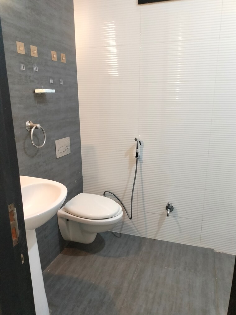 Bathroom, sushant lok i 3 Bedroom 215 Sq.Yd. Builder Floor In Sushant Lok I Gurgaon 9504671