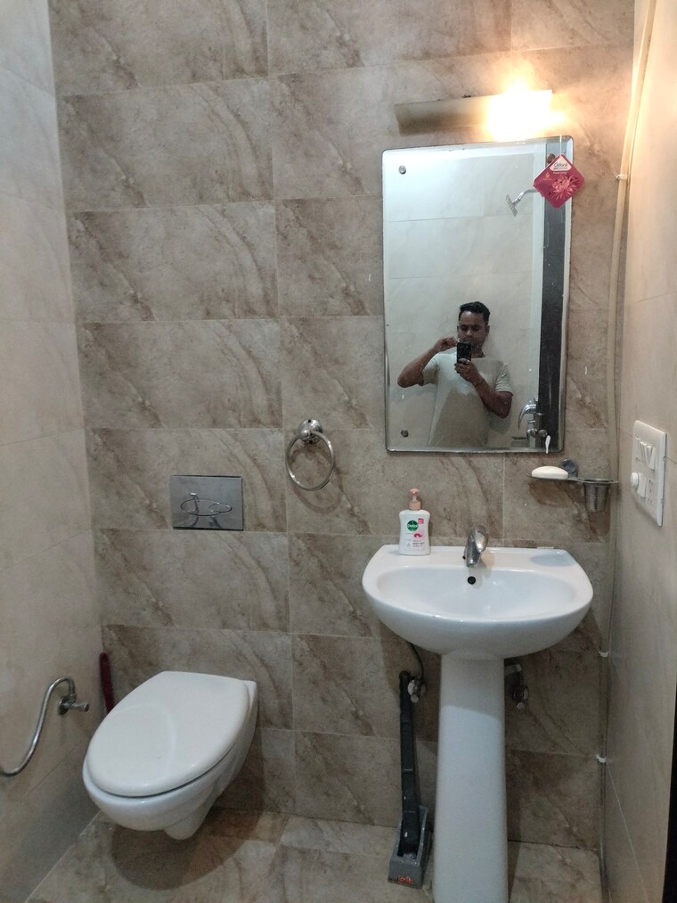 Bathroom, sushant lok i 3 Bedroom 215 Sq.Yd. Builder Floor In Sushant Lok I Gurgaon 9504671
