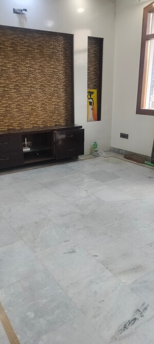 Room in 3 BHK Builder Floor at Janakpuri – for Rent