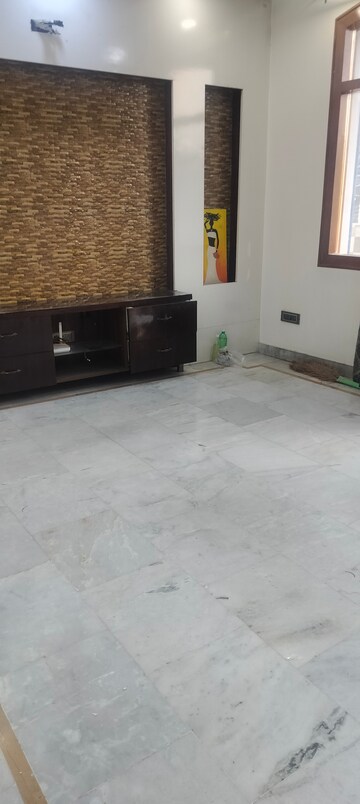 Room in 3 BHK Builder Floor at Janakpuri – for Rent