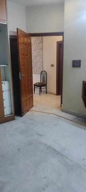 Room in 3 BHK Builder Floor at Janakpuri – for Rent