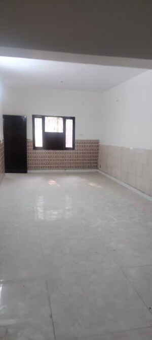 Room in 3 BHK Apartment at Janakpuri – for Sale