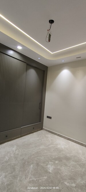 Room in 3 BHK Builder Floor at Janakpuri – for Sale