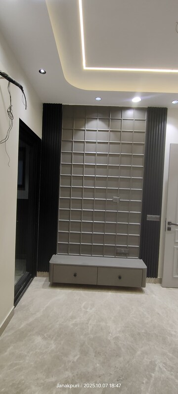 Room in 3 BHK Builder Floor at Janakpuri – for Sale