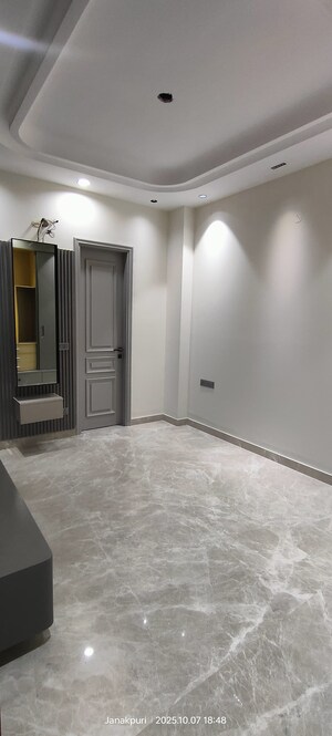 Room in 3 BHK Builder Floor at Janakpuri – for Sale