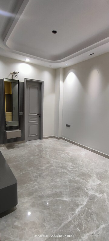 Room in 3 BHK Builder Floor at Janakpuri – for Sale