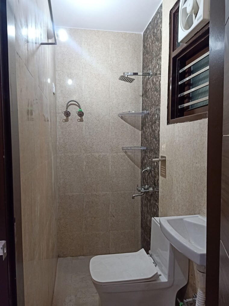 Bathroom, chattarpur 2 Bedroom 95 Sq.Yd. Builder Floor In Chattarpur Delhi 9505140