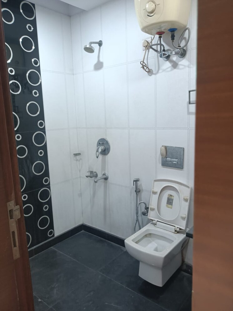Bathroom, surajmal vihar 3 Bedroom 1700 Sq.Ft. Builder Floor In Surajmal Vihar Delhi 9505171