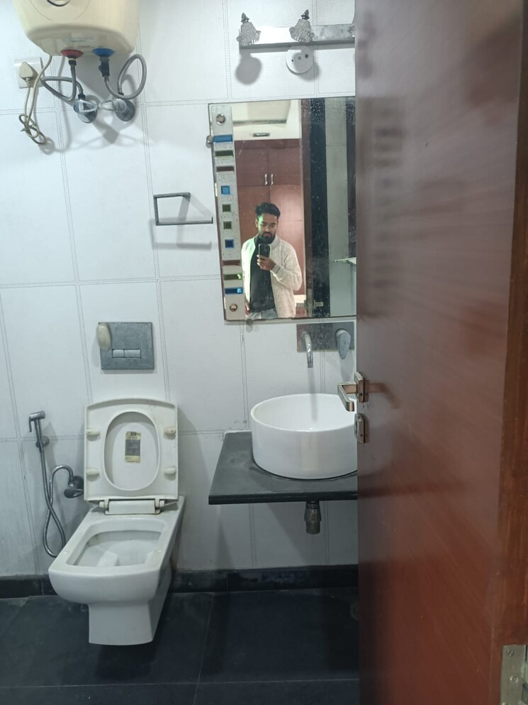 Bathroom, surajmal vihar 3 Bedroom 1700 Sq.Ft. Builder Floor In Surajmal Vihar Delhi 9505171