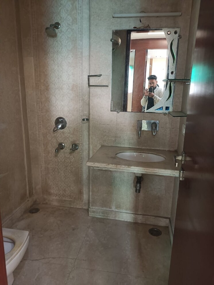 Bathroom, surajmal vihar 3 Bedroom 1700 Sq.Ft. Builder Floor In Surajmal Vihar Delhi 9505171