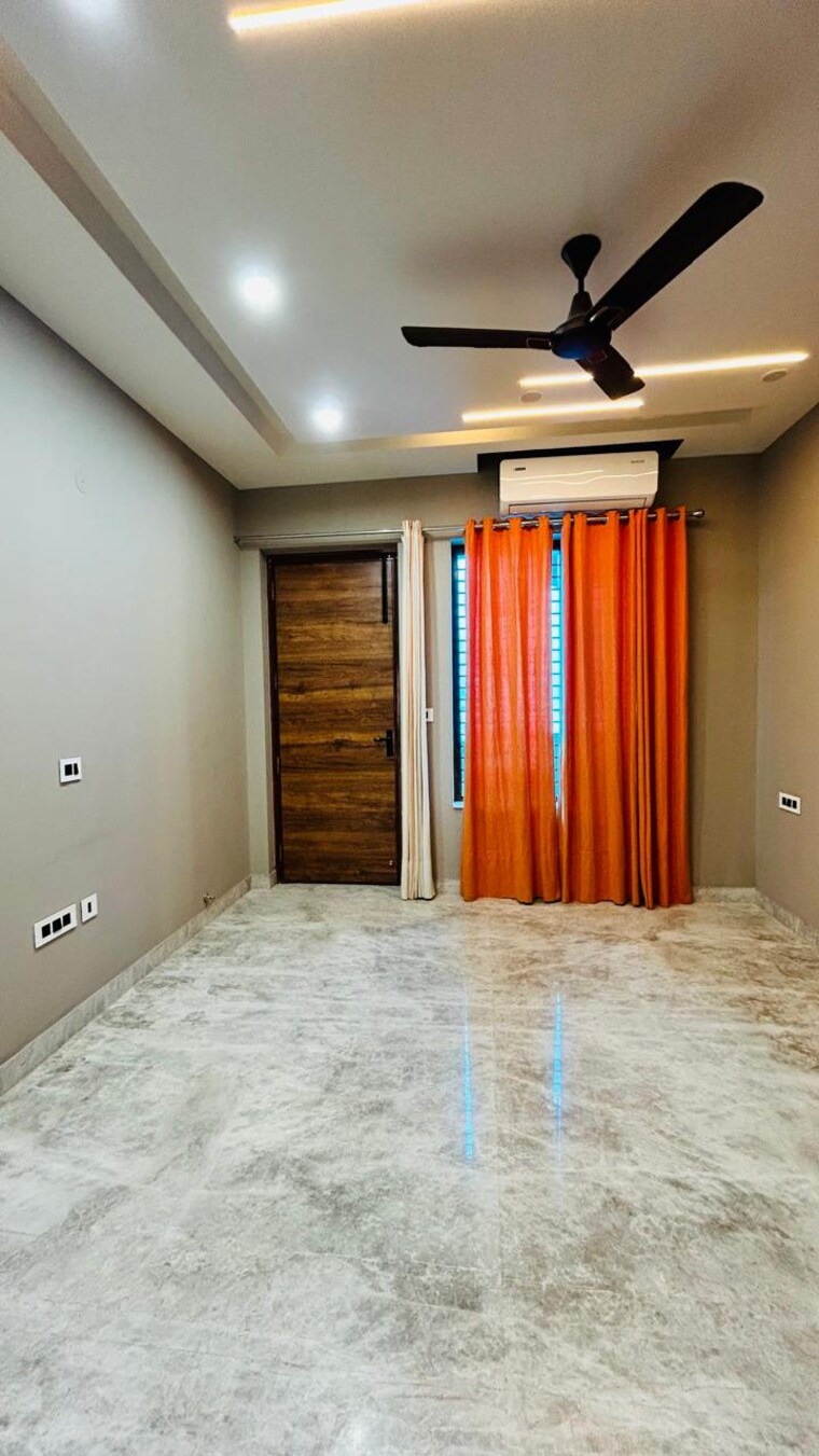 Room, sector 23 3 Bedroom 1971 Sq.Ft. Independent House In Sector 23 Gurgaon 9505566