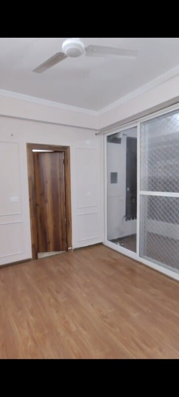 Room in 3 BHK Apartment at Amrapali Golf Homes, Sector 4 Greater Noida – for Rent