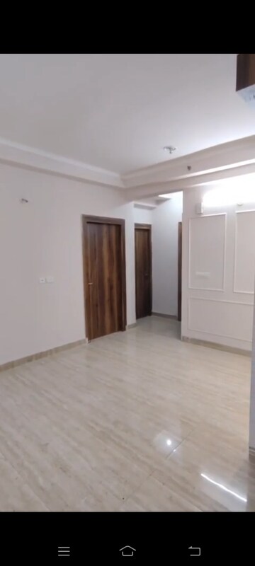 Room in 3 BHK Apartment at Amrapali Golf Homes, Sector 4 Greater Noida – for Rent