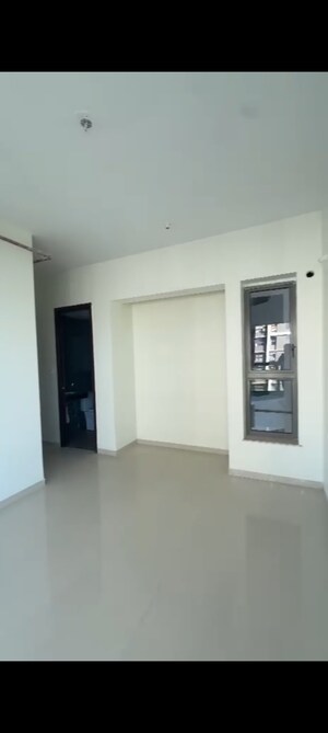 Room in 2 BHK Apartment at Kalpataru Paramount, Kapur Bawdi – for Rent