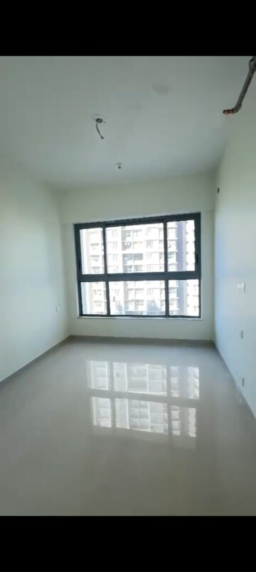 Room in 2 BHK Apartment at Kalpataru Paramount, Kapur Bawdi – for Rent