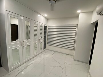 Room in 3 BHK Apartment at Bandra West – for Rent