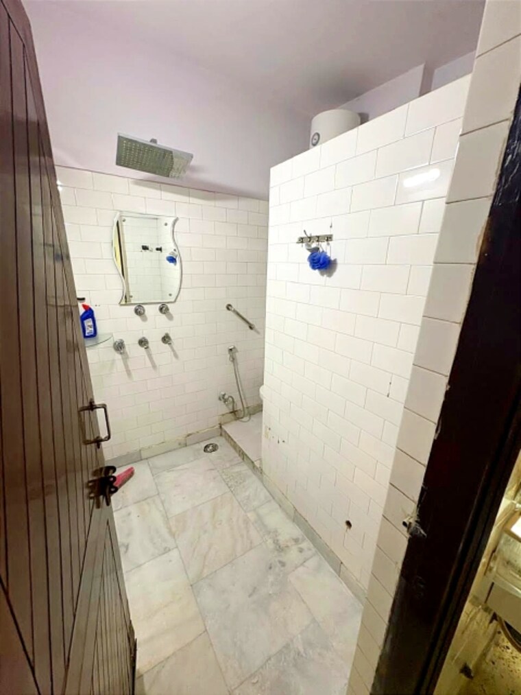 Bathroom, kalkaji 2 Bedroom 950 Sq.Ft. Builder Floor In Kalkaji Delhi 9506012