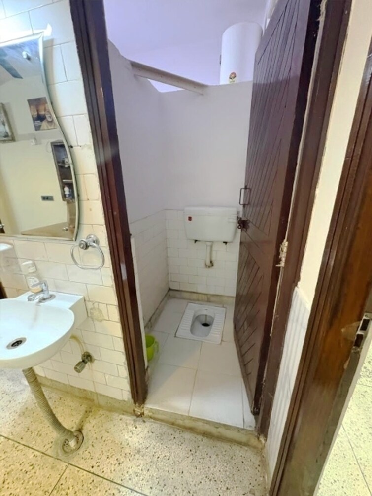 Bathroom, kalkaji 2 Bedroom 950 Sq.Ft. Builder Floor In Kalkaji Delhi 9506012