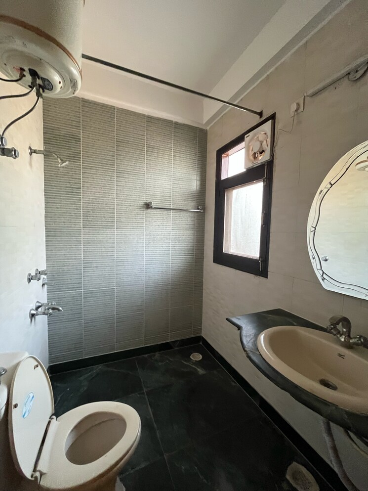 Bathroom, ansal-sushant-lok-i 3 Bedroom 1658 Sq.Ft. Builder Floor In Sector 43 Gurgaon 9506023