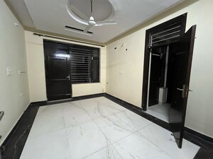 Room in 3 BHK Builder Floor at Sector 45 – for Rent