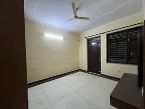 Room in 3 BHK Builder Floor at Sector 45 – for Rent