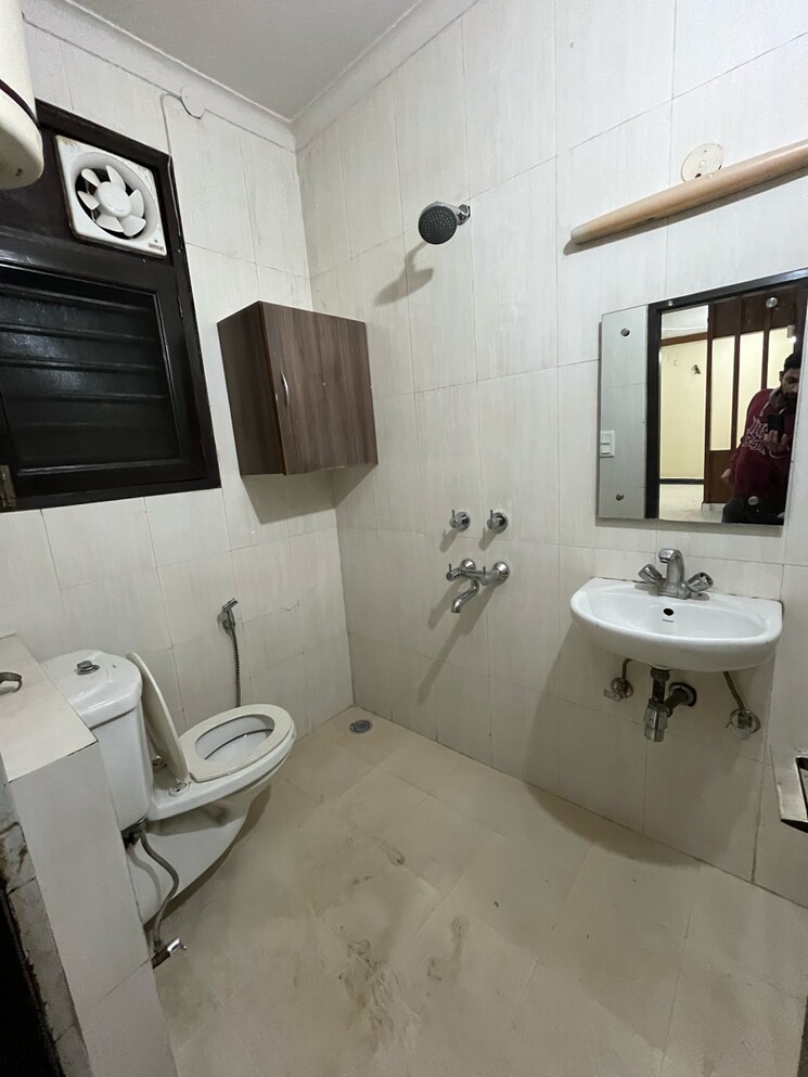 Attached Bathroom, sector 45 3 Bedroom 1656 Sq.Ft. Builder Floor In Sector 45 Gurgaon 9506058