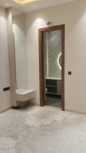 Room in 3 BHK Builder Floor at Janakpuri – for Sale