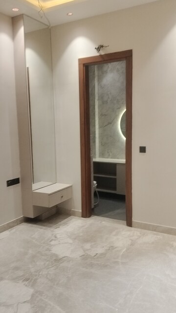 Room in 3 BHK Builder Floor at Janakpuri – for Sale