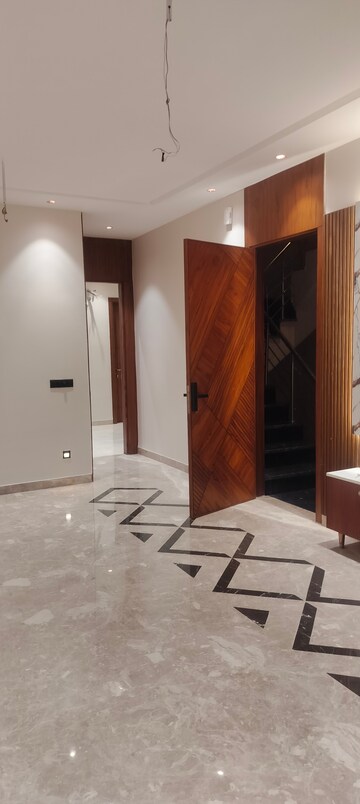 Room in 3 BHK Builder Floor at Janakpuri – for Sale