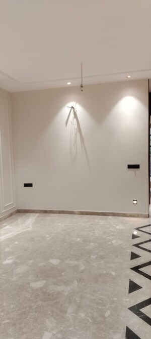 Room in 3 BHK Builder Floor at Janakpuri – for Sale