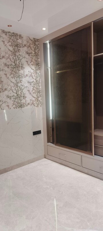 Room in 3 BHK Builder Floor at Janakpuri – for Sale