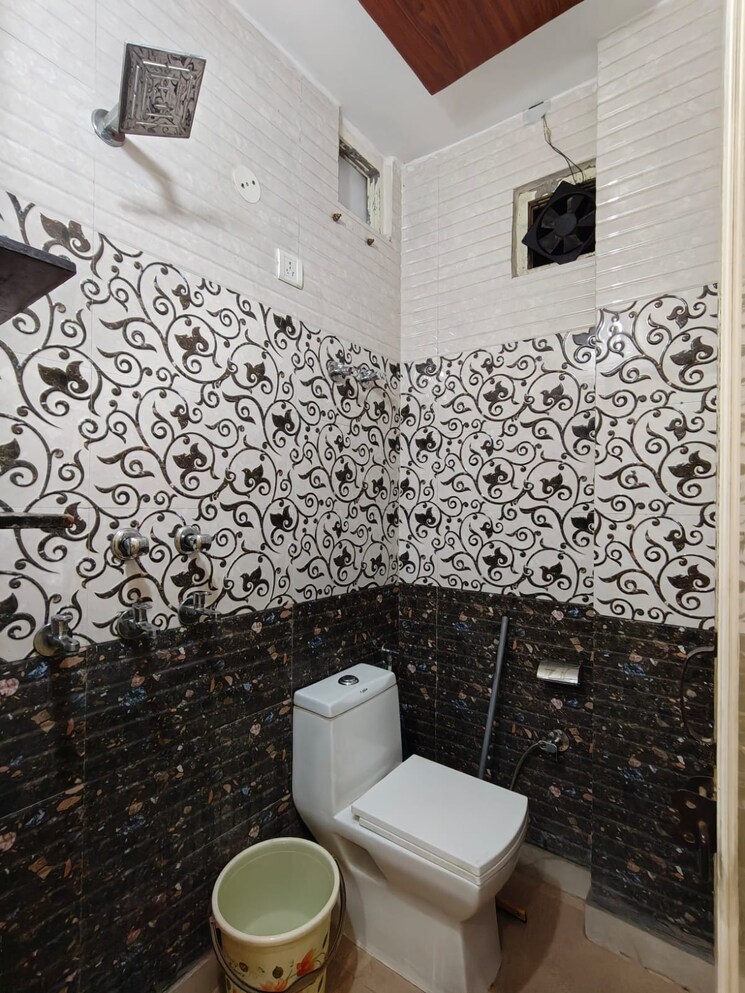 Bathroom, uttam nagar west 1 Bedroom 650 Sq.Ft. Builder Floor In Uttam Nagar West Delhi 9506283